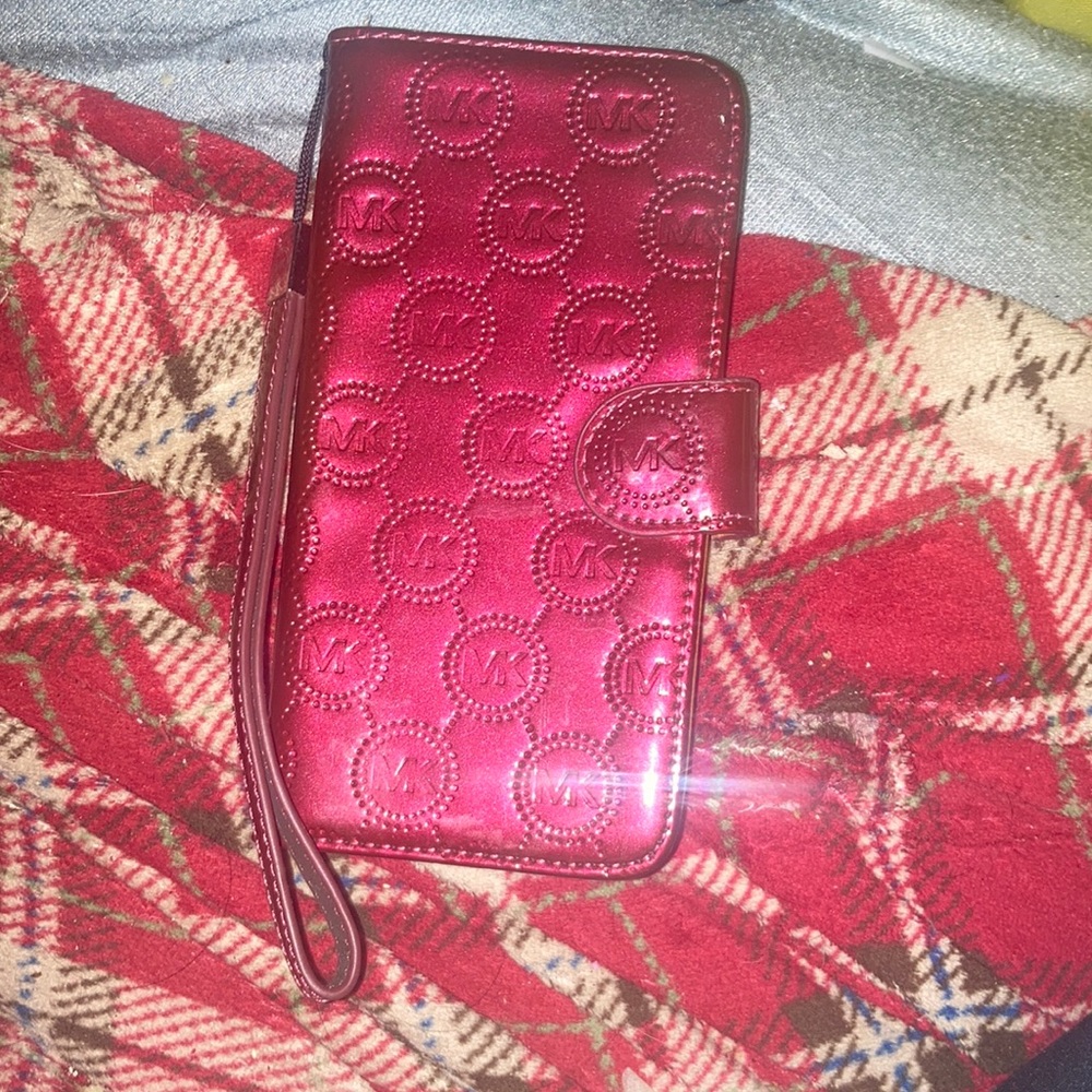 My phone doesn't fit in the case